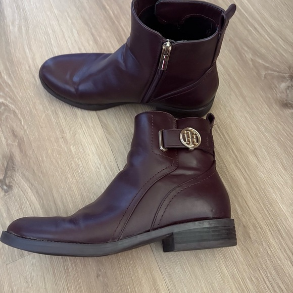 Tommy Hilfiger Woman’s 9 Burgundy Leather Logo Ankle Boots equestrian preppy - Picture 1 of 5